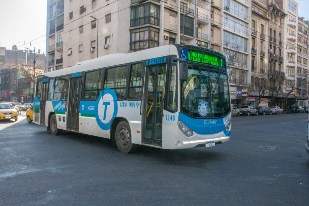 Un corte total en la calle Belgrano afecta el recorrido de ocho líneas de colectivos