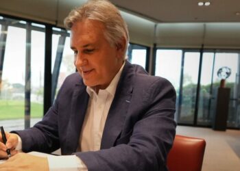 Llaryora promulgó la ley de Ficha Limpia