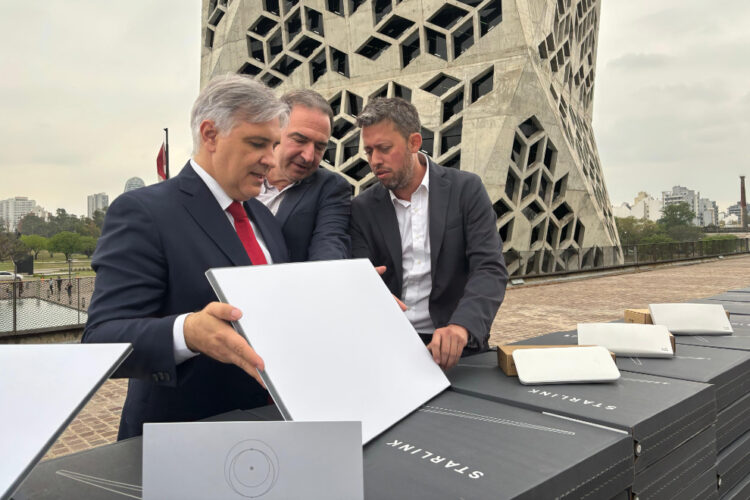 Llaryora impulsa el plan de conectividad para el ciclo lectivo 2025.