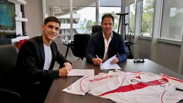 Jorge Brito y Lucas Martínez Quarta, en la firma de su contrato con River hasta diciembre de 2028.