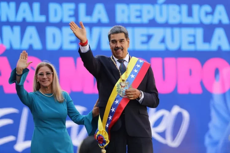 Nicolás Maduro junto a su esposa Cilia Flores tras jurar un tercer mandato.