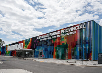 Valentina es la primera bebé nacida en 2025 en el sistema público provincial