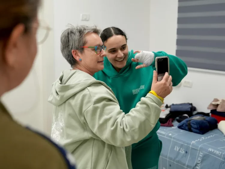 La civil liberada por Hamás Emily Damari este domingo, en Reim (Israel), punto de encuentro donde les reciben sus madres.