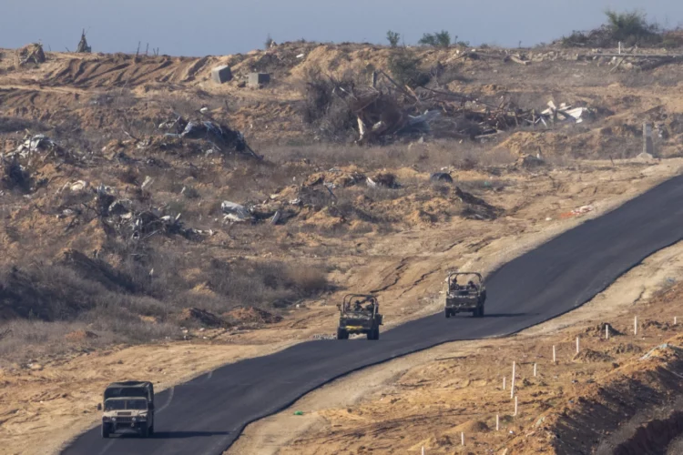 Vehículos militares israelíes se desplazan dentro de la Franja de Gaza.