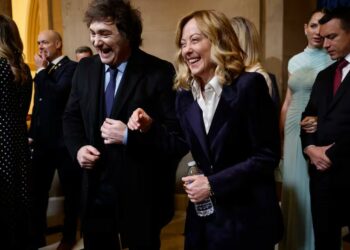 Junto a Meloni y Bukele, Milei presenció la jura de Trump