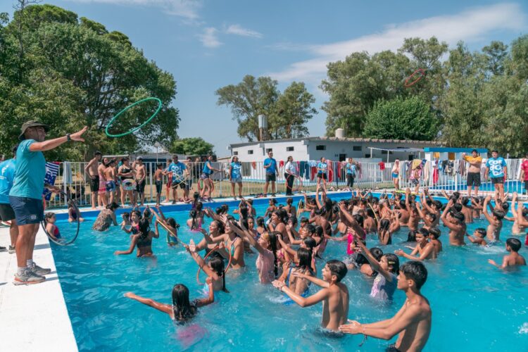 Cada “Poli” se encarga del traslado de sus inscriptos hacia la piscina.