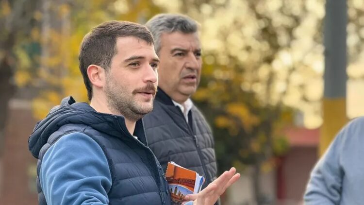 El concejal capitalino Martín Juez, junto al legislador Walter Nostrala.