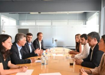 Pese a las agresiones, Macri insiste en acompañar a LLA