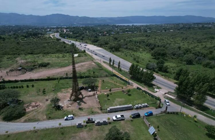 La obra de hierro fue instalada sobre la ruta 38, en la entrada de la localidad.