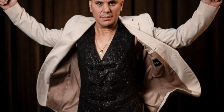 La historia de superación de Ángel Carabajal: de Oncativo a producir la “apuesta teatral más grande de la Argentina”