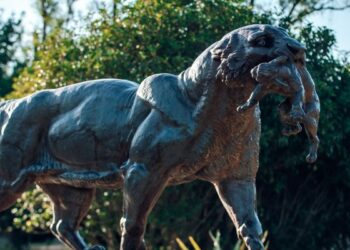La avenida Deodora Roca, un museo a cielo abierto en el Parque Sarmiento