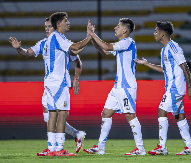 Argentina enfrenta a Brasil y quiere dar un paso al título del Sudamericano Sub 20