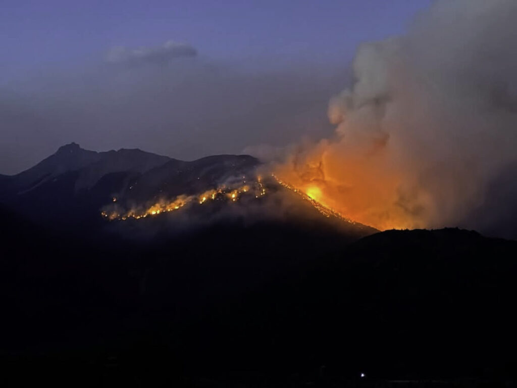 El Bolsón celebró en las calles el alivio de la lluvia tras semanas de incendios devastadores