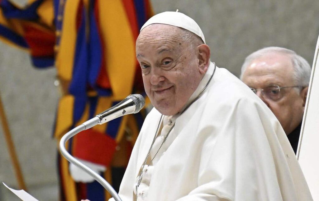 El Vaticano informó que el papa Francisco tiene "un cuadro clínico complejo"