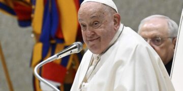 El Vaticano informó que el papa Francisco tiene «un cuadro clínico complejo»
