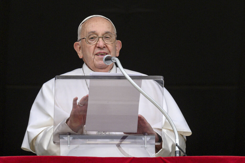 El papa Francisco presentó una "leve mejoría" y se encuentra "estable"
