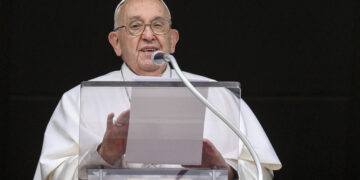 El papa Francisco presentó una «leve mejoría» y se encuentra «estable»