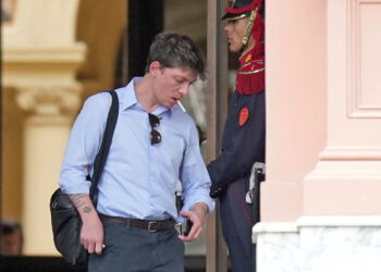 El Gobierno profundiza las críticas a Santiago Caputo para despegar a Milei