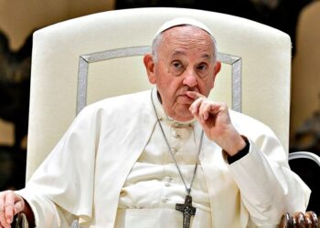 El papa Francisco padece neumonía bilateral y su estado es «complejo»