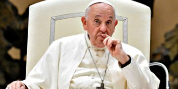 El papa Francisco padece neumonía bilateral y su estado es «complejo»
