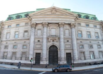 Milei firmó el decreto que transforma al Banco Nación en una sociedad anónima