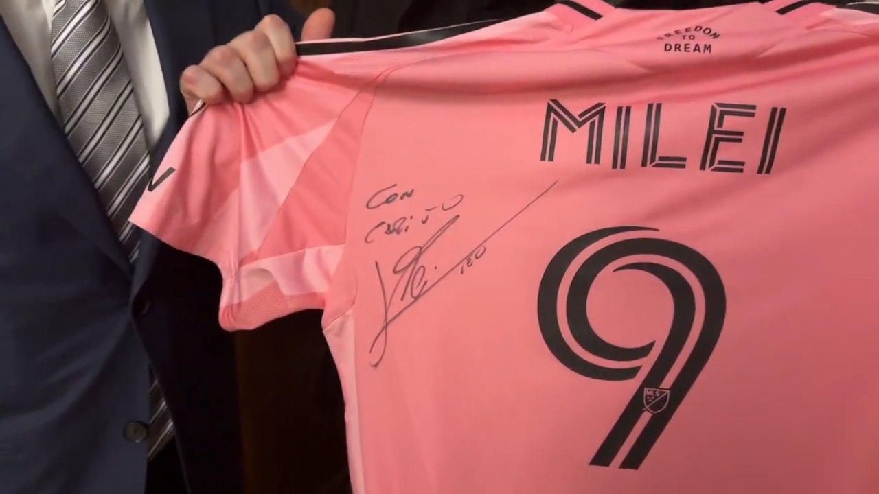 Milei recibió a inversores del Inter Miami: le regalaron una camiseta firmada por Messi