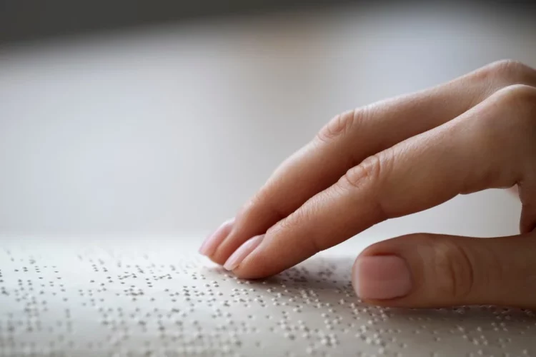 En homenaje al natalicio de su creador, Luis Braille, el cuatro de enero se estableció la fecha: Día mundial del Braille.