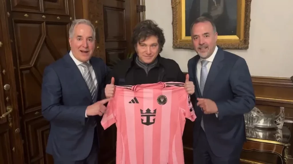 Milei recibió a inversores del Inter Miami: le regalaron una camiseta firmada por Messi