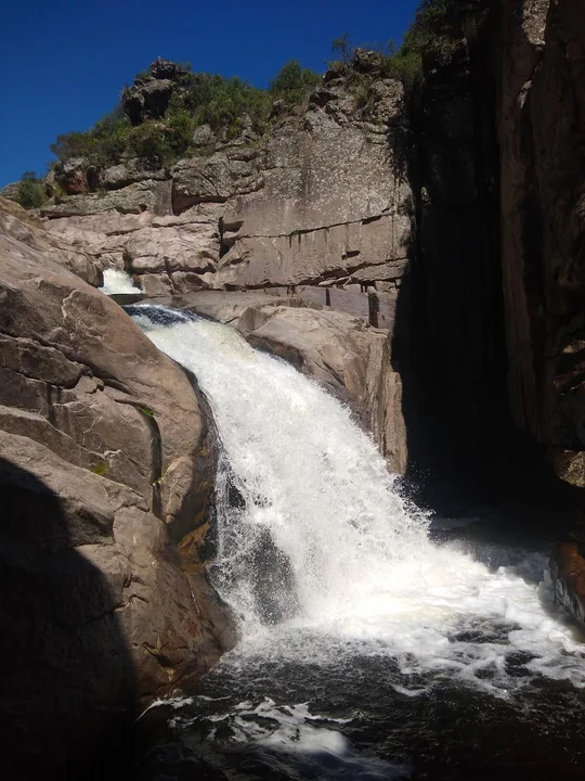 El tobogán natural de aguas cristalinas escondido en las sierras de Córdoba