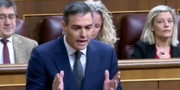 Pedro Sánchez mencionó el escándalo cripto de Milei para criticar a un opositor