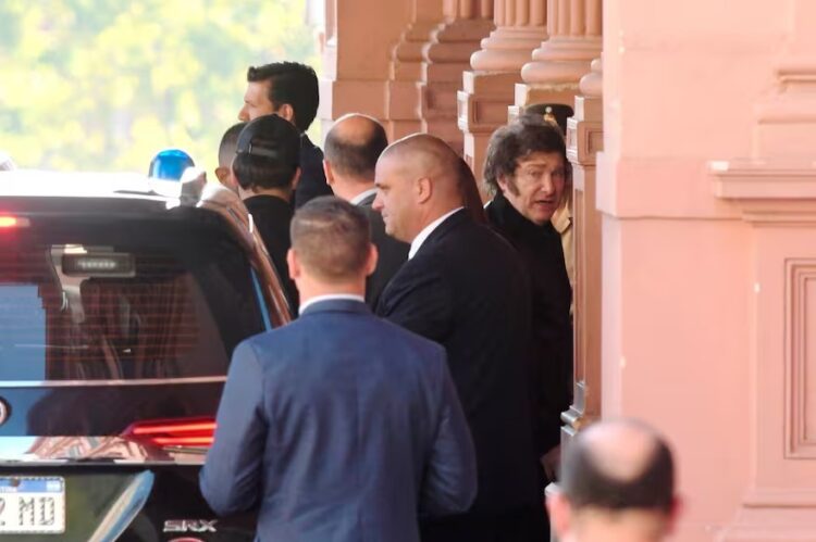 Milei, el lunes pasado, al salir de la Casa Rosada en medio del escándalo que lo involucra por haber impulsado la criptomoneda $Libra.