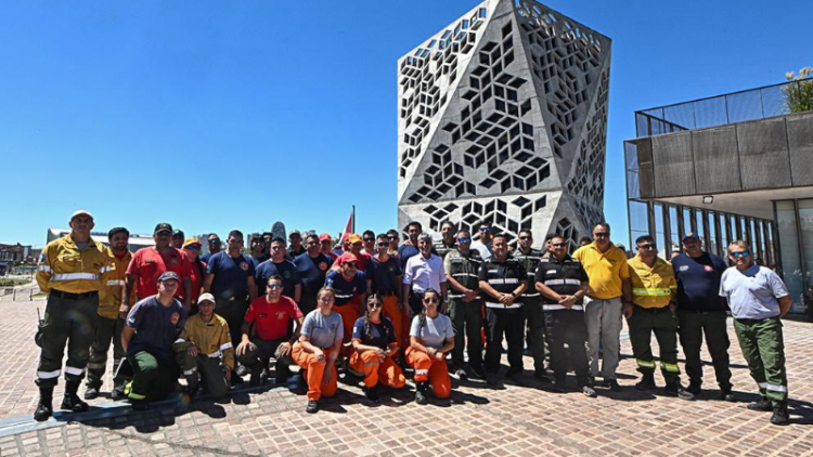 Segunda delegación de bomberos que viaja al sur argentino.