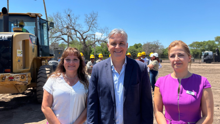 Martín Llaryora, gobernador de Córdoba, Myrian Prunotto, vicegobernadora de Córdoba, y Julia Oliva Cúneo, rectora de la Universidad Provincial de Córdoba (UPC) en el inicio de obras en Deán Funes.