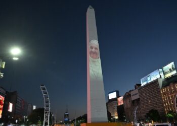 El Obelisco se iluminó con imágenes en apoyo al papa Francisco y la familia Bibas