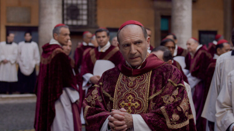 El largometraje “Conclave” protagonizado por Ralph Fiennes fue el gran ganador de la noche.