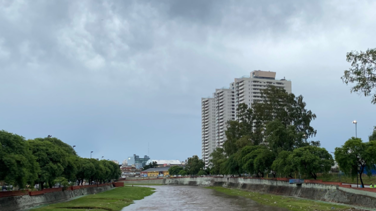 Cielo gris en la Ciudad de Córdoba.