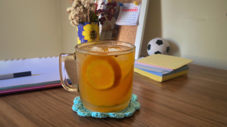 Té helado de lavanda, rosa mosqueta y jugo de naranja.