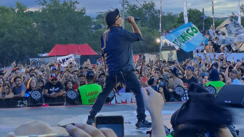 Segundo día del Cosquín Rock: 25 años de música y una montaña de emociones Segundo día del Cosquín Rock: 25 años de música y una montaña de emociones