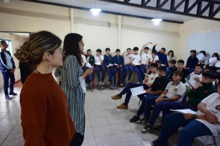 El objetivo es brindar herramientas a padres, madres y referentes afectivos, ante el consumo de alcohol u otras sustancias en adolescentes.