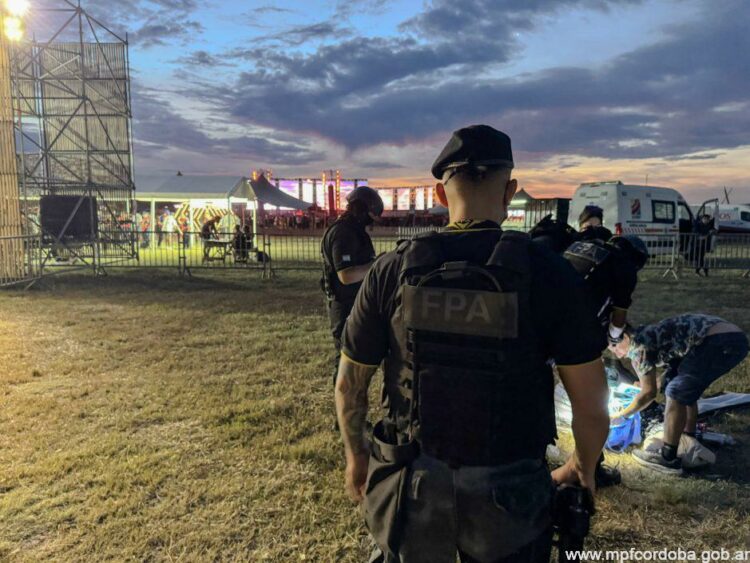 Controles preventivos durante una fiesta electrónica en el aeroclub de La Cumbre.