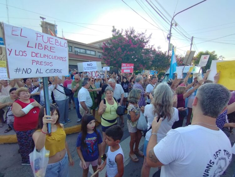 Marcha de los vecinos en rechazo al proyecto de cerramiento de calles.