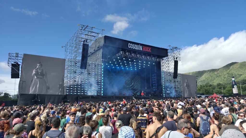 Así se vivió el primer día del Cosquín Rock: más de 120.000 personas pese al calor, la lluvia y el barro