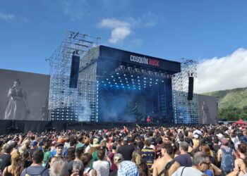 Así se vivió el primer día del Cosquín Rock: más de 120.000 personas pese al calor, la lluvia y el barro