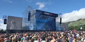 Así se vivió el primer día del Cosquín Rock: más de 120.000 personas pese al calor, la lluvia y el barro