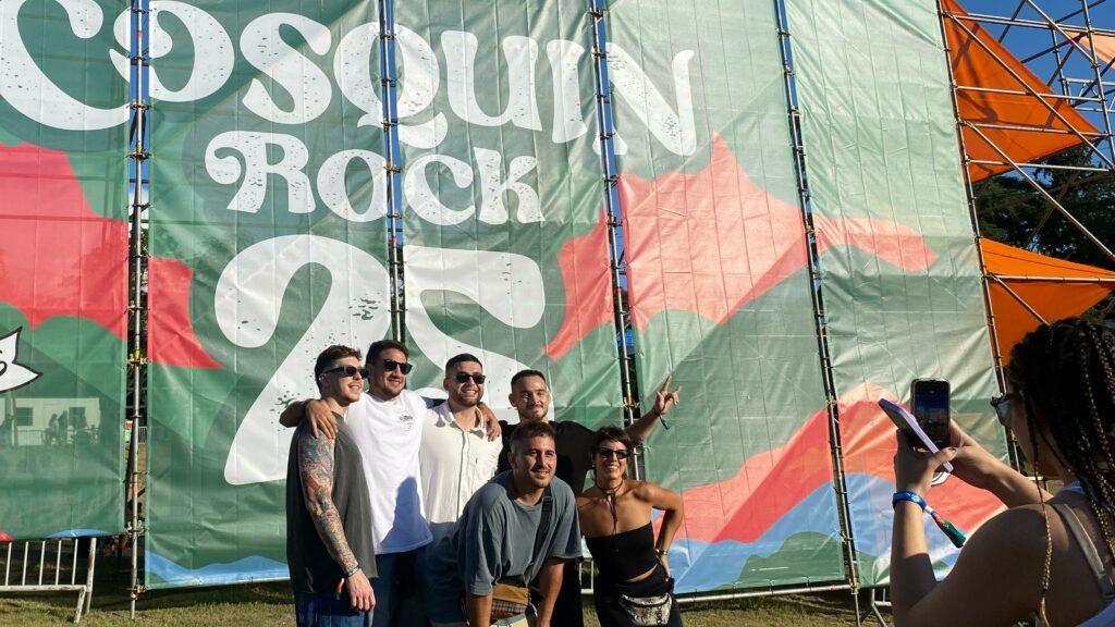 Así se vivió el primer día del Cosquín Rock: más de 120.000 personas pese al calor, la lluvia y el barro