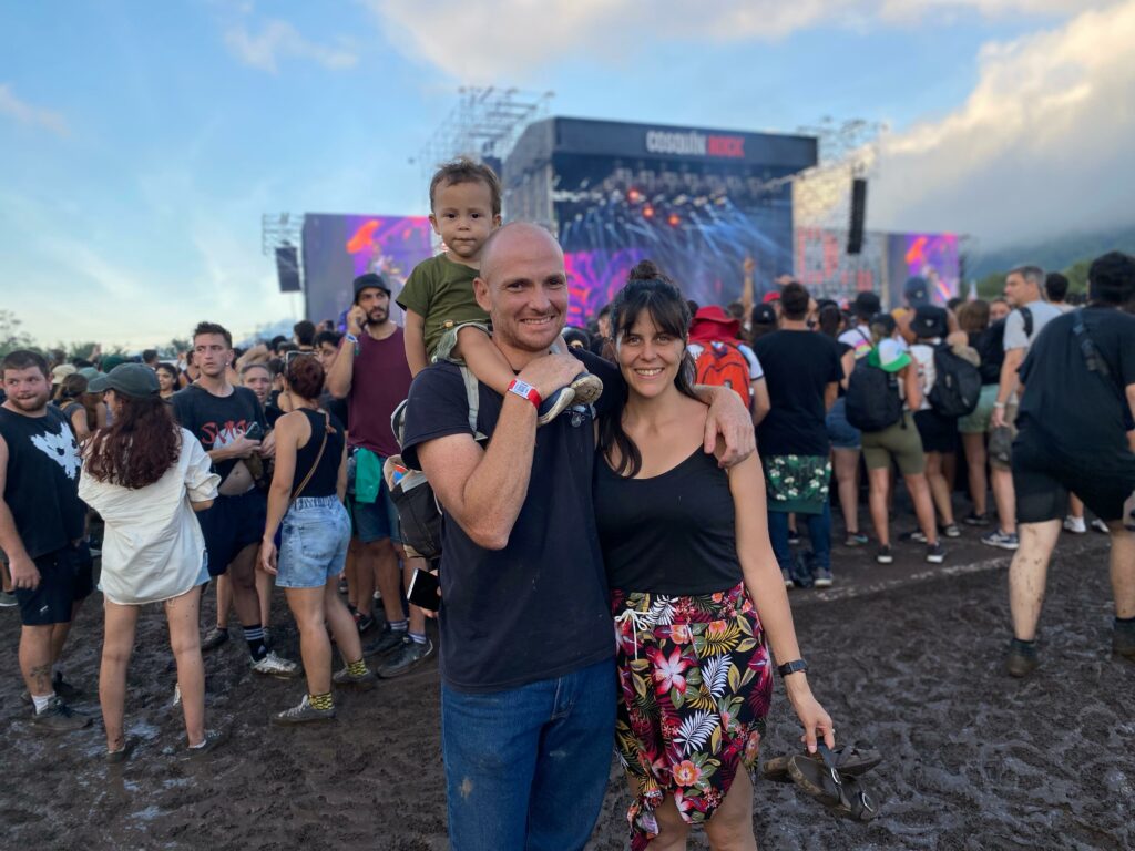 Así se vivió el primer día del Cosquín Rock: más de 120.000 personas pese al calor, la lluvia y el barro