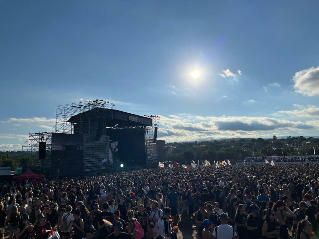 Así se vivió el primer día del Cosquín Rock: más de 120.000 personas pese al calor, la lluvia y el barro