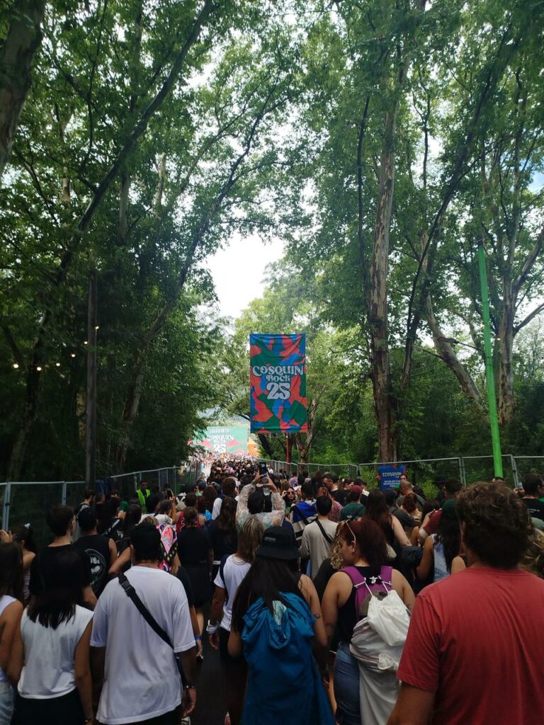 Así se vivió el primer día del Cosquín Rock: más de 120.000 personas pese al calor, la lluvia y el barro