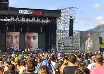 Un parque de diversiones con temática de rock