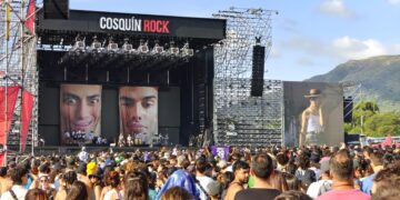 Un parque de diversiones con temática de rock
